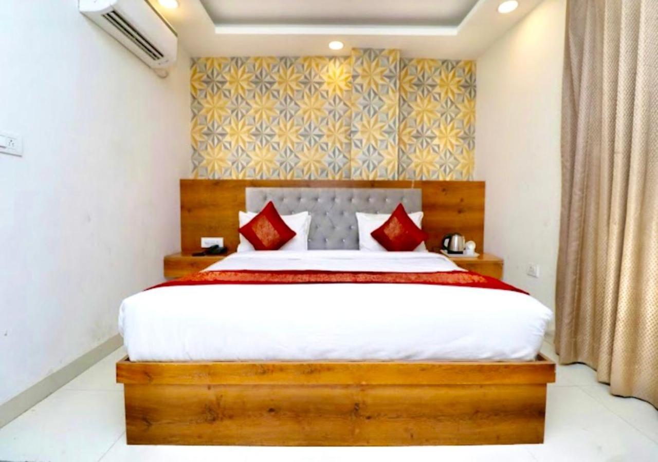Hotel Galaxy Inn Near Delhi International Airport Neu-Delhi Exterior foto